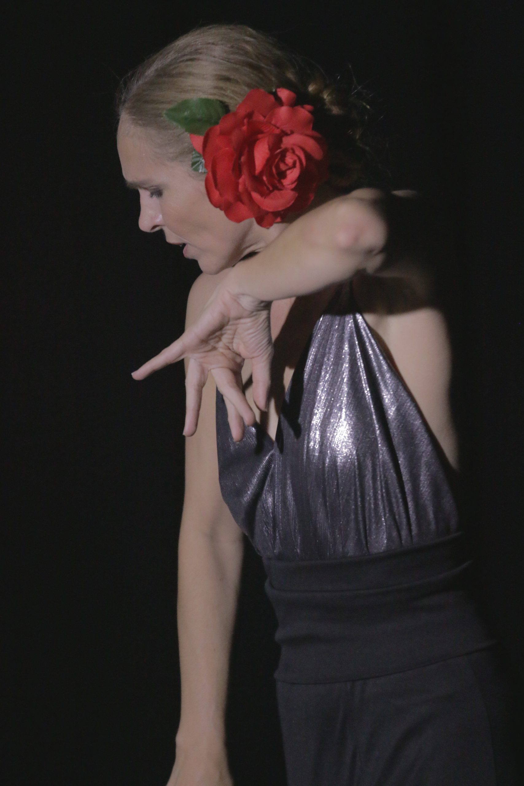Guillermina de Bedoya bailando flamenco en el escenario