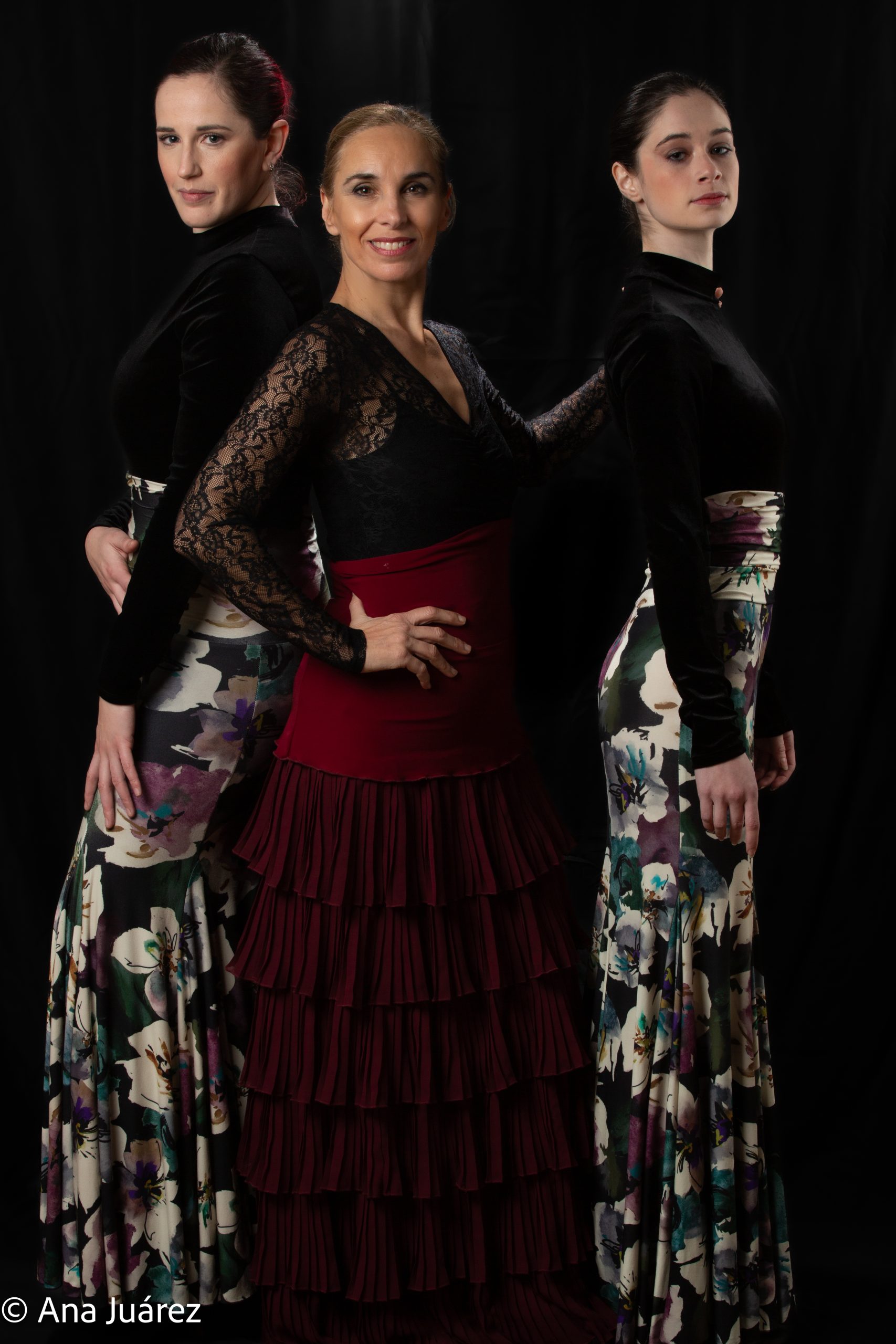 Guillermina de Bedoya con dos bailarinas